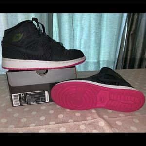Girls Jordan 1 phat shoe